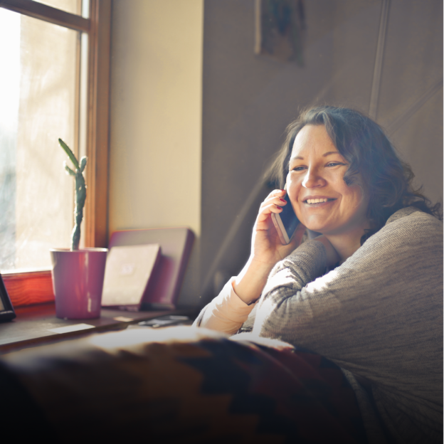 Femme au téléphone souriante