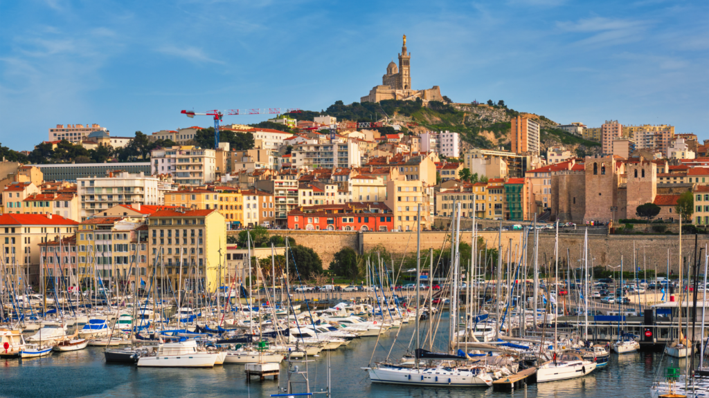 Photo quartier Vieux-Port et Basilique Notre-Dame-de-la-Garde Marseille article vivre à Marseille Abriculteurs