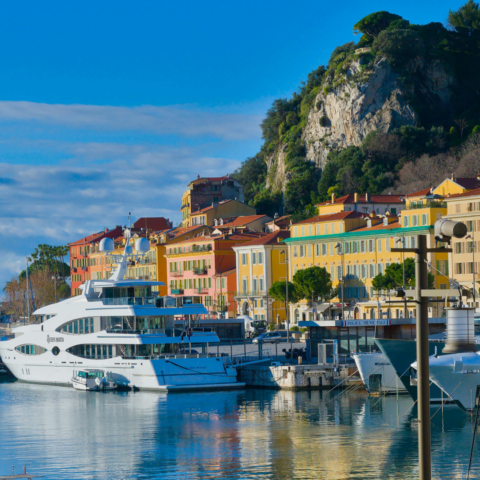 La douceur de vivre entre Nice, Menton et Fayence : un art de vivre unique sur la Côte d’Azur